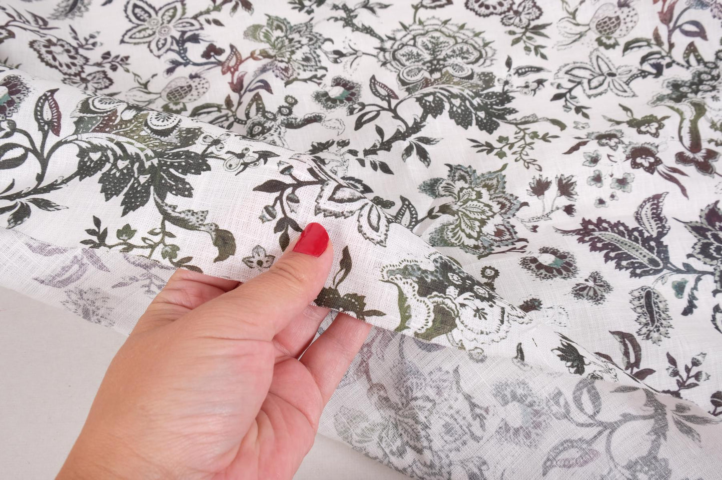 Floral linen fabric - print on white background - 643M