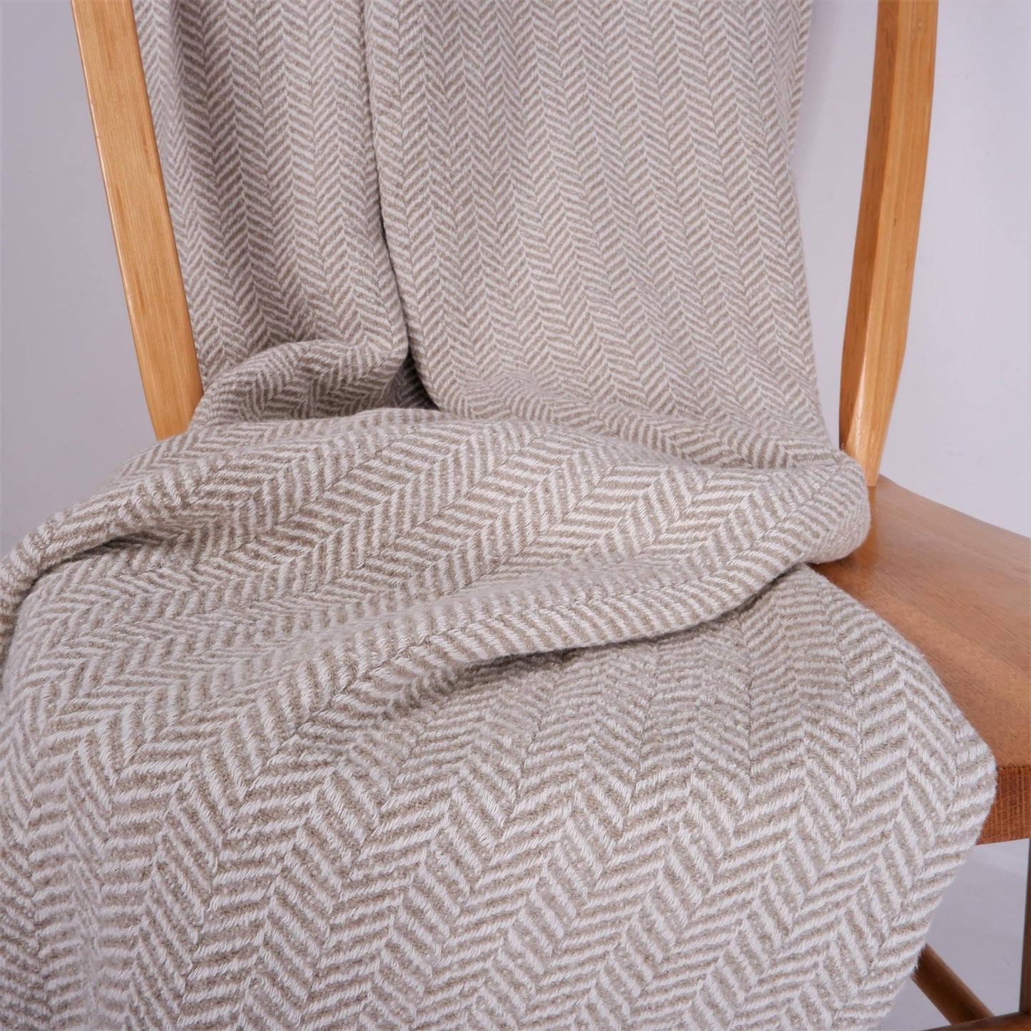 Natur and white linen blanket - in herringbone weaving
