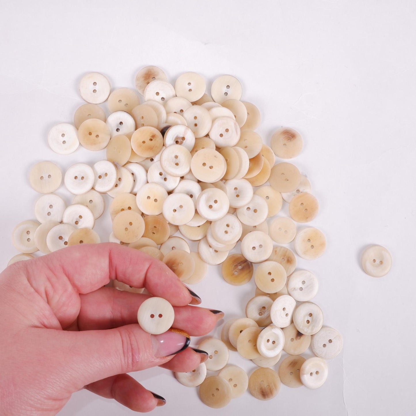 Horn buttons - size 18 mm - 2 holes