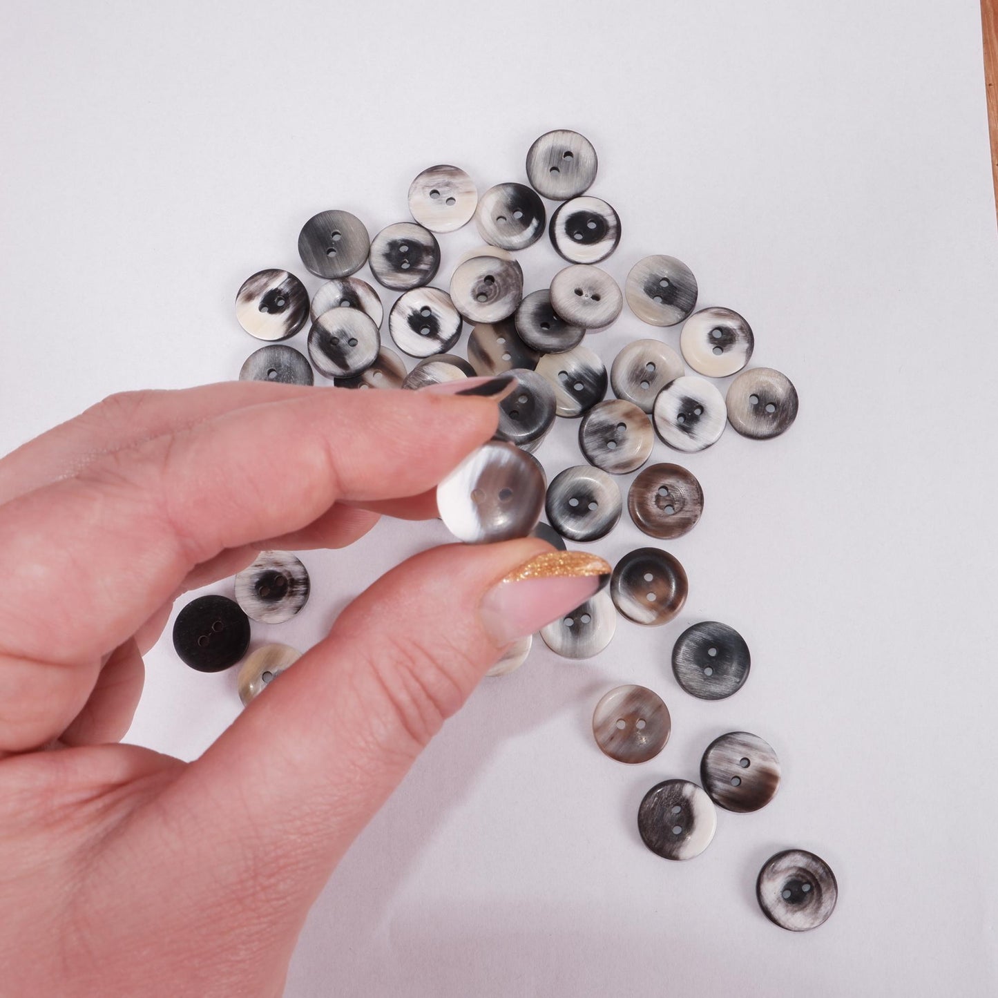 Horn buttons - size 18 mm - 2 holes