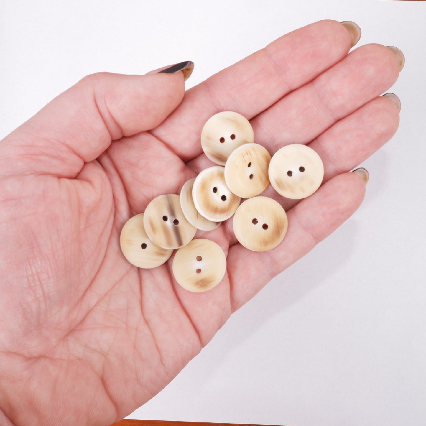 Horn buttons - size 18 mm - 2 holes