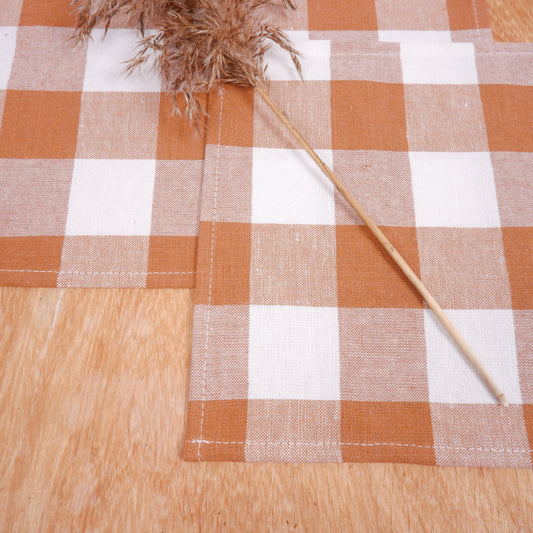 White - brown napkins in gingham checks