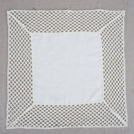Offwhite linen napkin with lace
