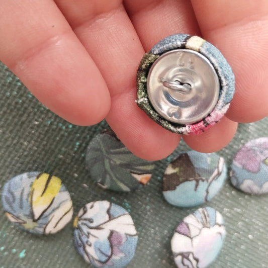 Linen Buttons in blu floral linen 9903P