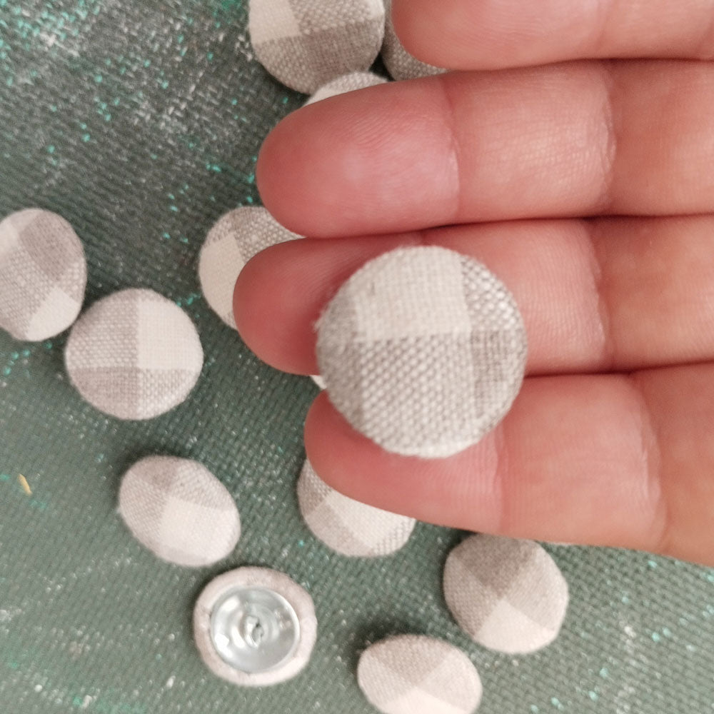 Linen Buttons in Classic check T015M