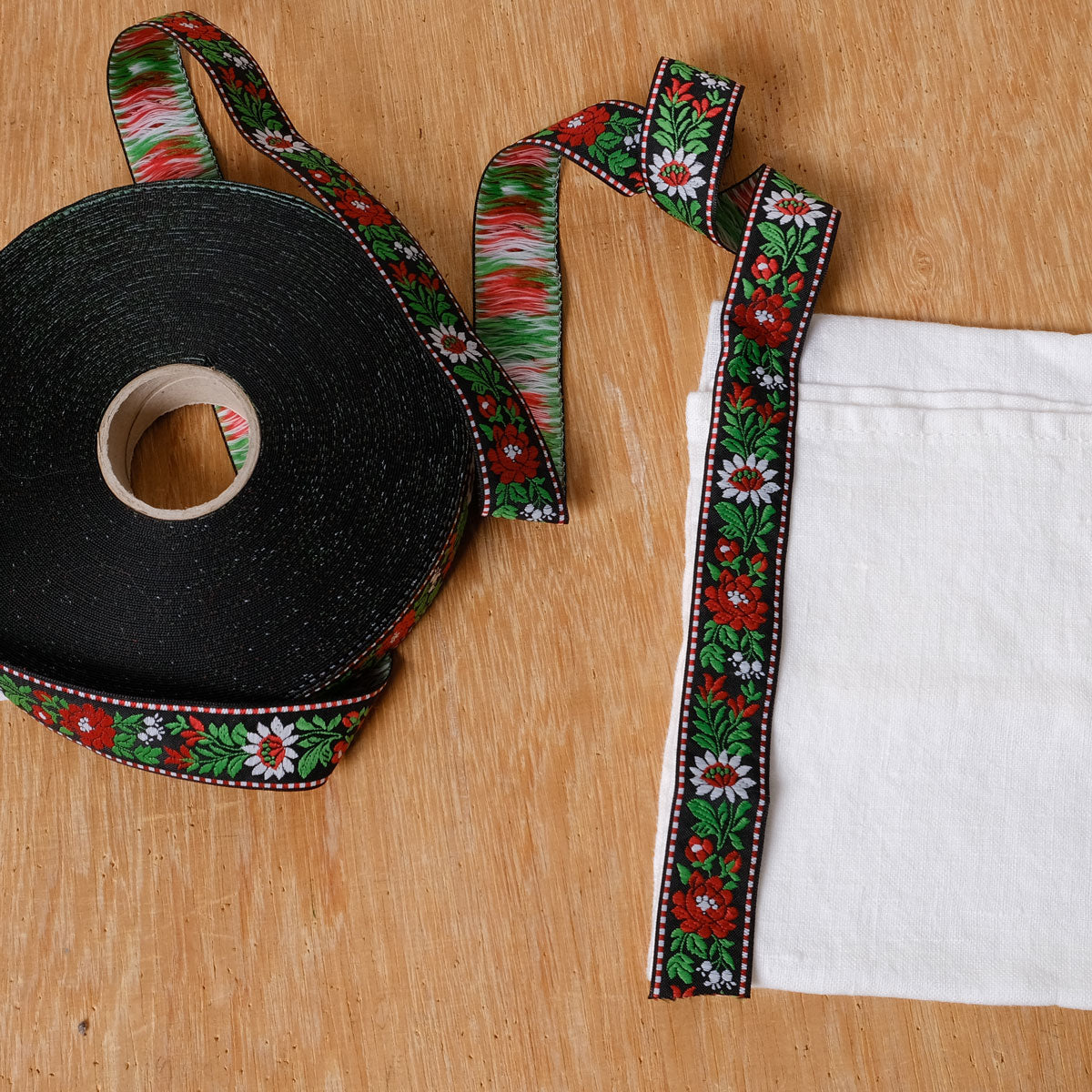 Avens Black - Floral ribbon  25mm - 1424S