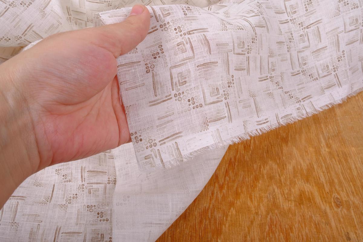 Graphic  print  on white linen - 9874P