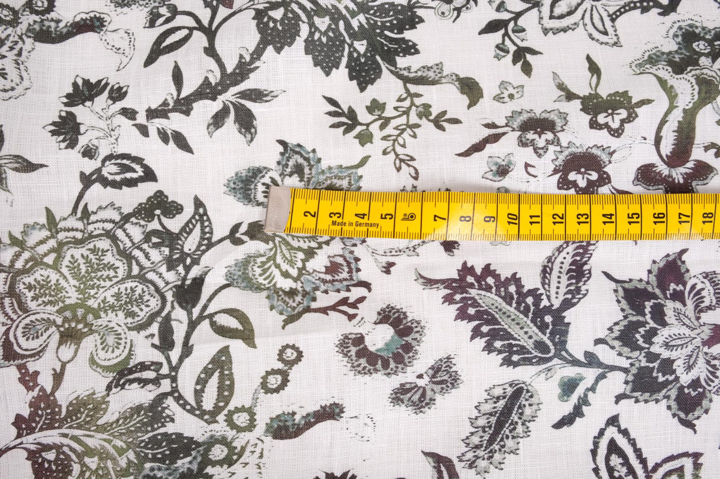Floral linen fabric - print on white background - 643M