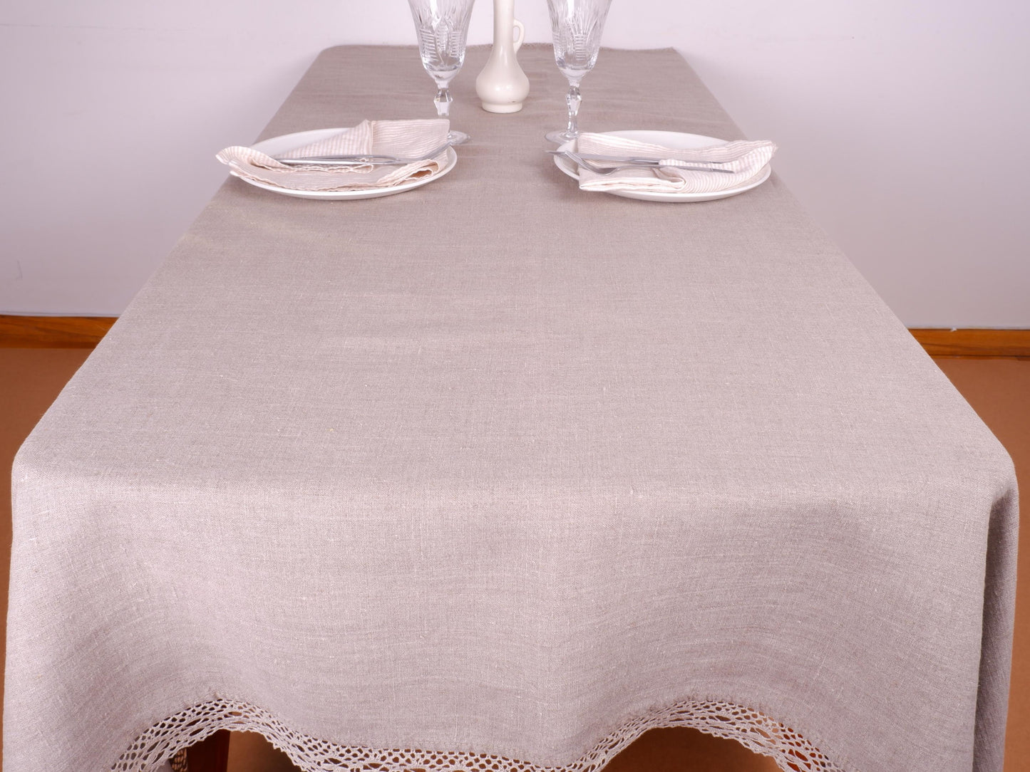 Natur linen tablecloth with lace edges