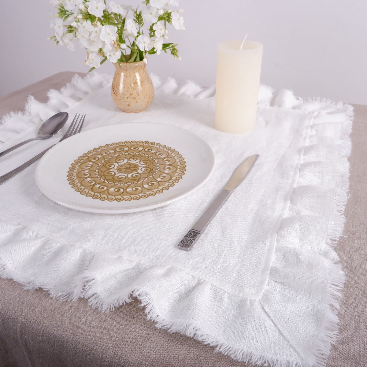 Ruffled offwhite linen napkin