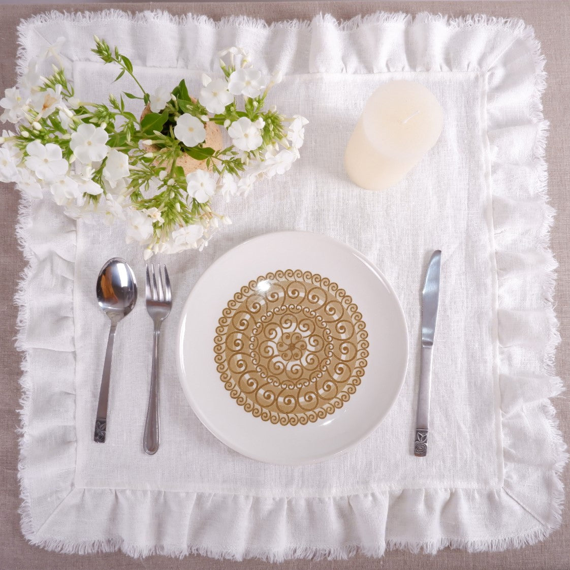 Ruffled offwhite linen napkin
