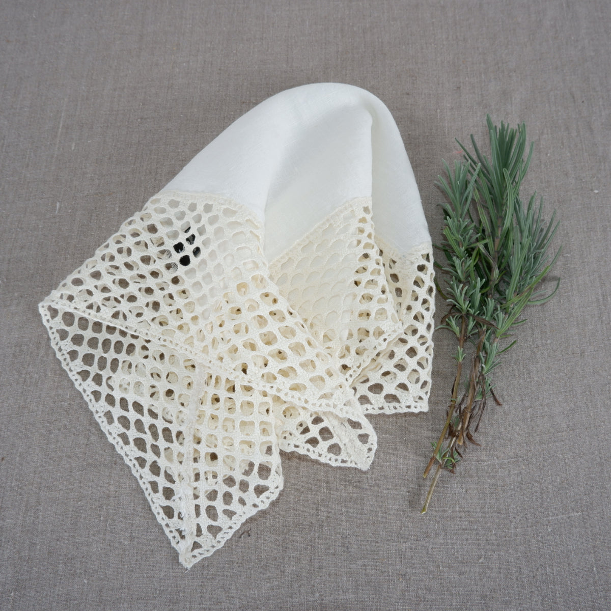 Offwhite linen napkin with lace
