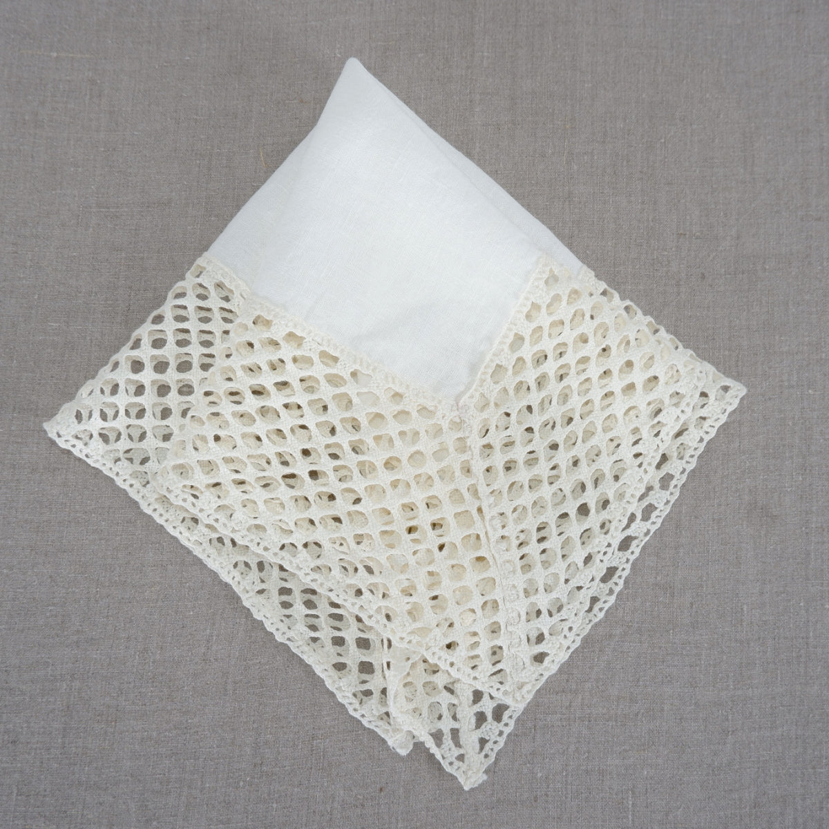 Offwhite linen napkin with lace