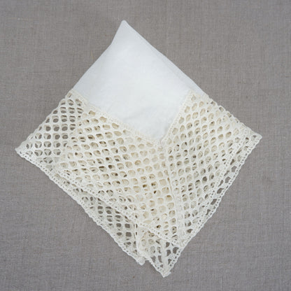 Offwhite linen napkin with lace