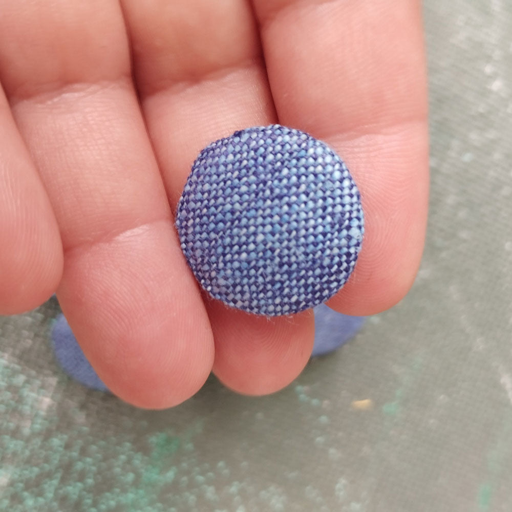 Linen Buttons in Chambre blue 588M